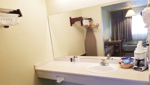 1 Queen Bed Non-Smoking Photo 3